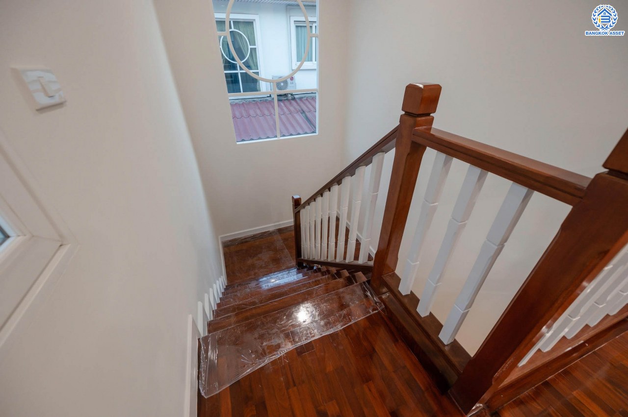 บ้านมือสองตกแต่งใหม่ โครงการ นนท์ณิชา พระนั่งเกล้า เนื้อที่กว้าง 67.5 ตร.ว. ฟังก์ชัน 3 ห้องนอน 3 ห้องน้ำ 1 ห้องอเนกประสงค์ 2 จอดรถ บนทำเลศักยภาพ ติดถนนรัตนาธิเบศร์ เชื่อมต่อถนนชัยพฤกษ์ ใกล้รถไฟฟ้าสายสีม่วง "สถานีไทรม้า" และจุดขึ้นทางด่วน "งามวงศ์วาน"